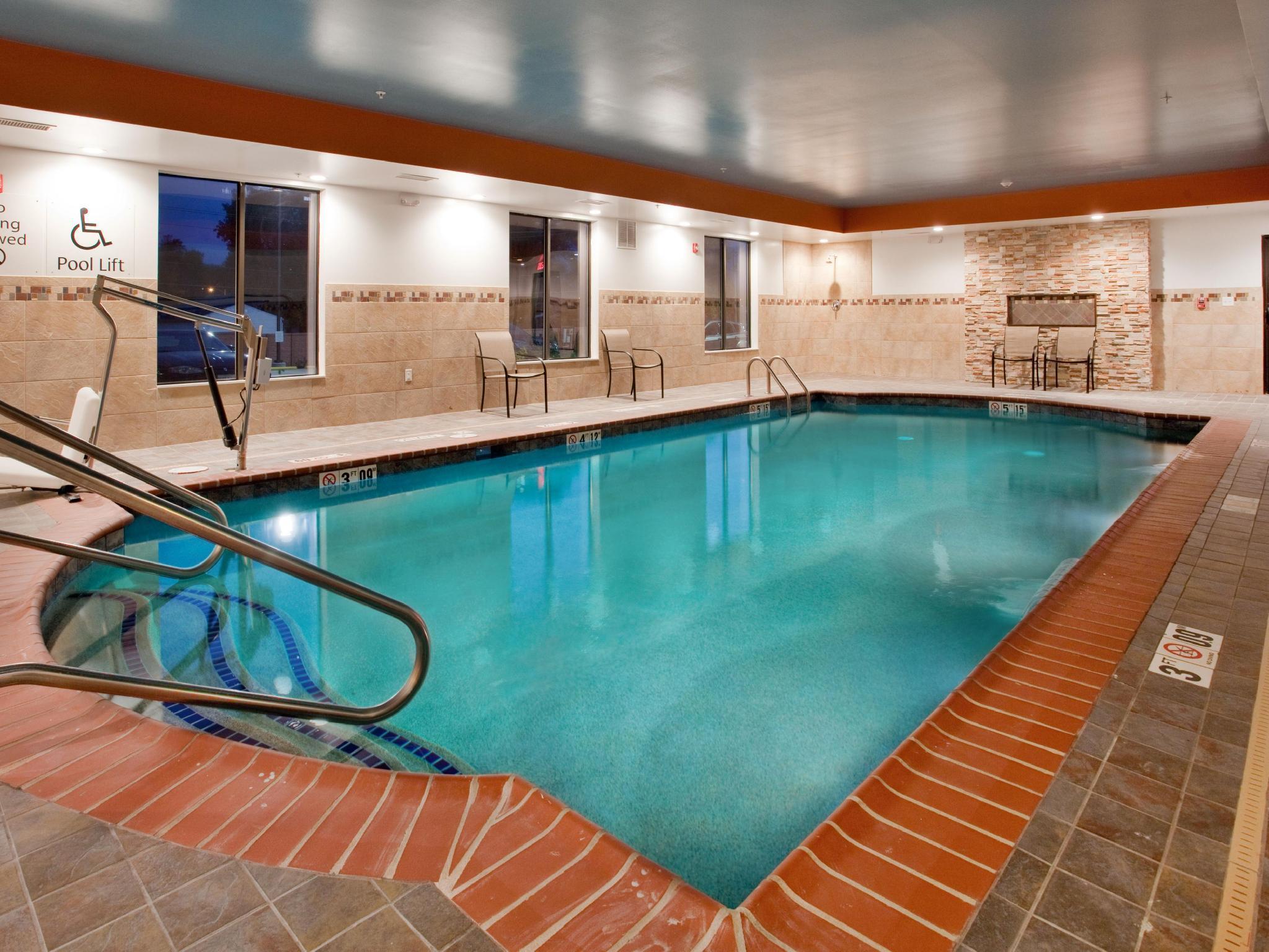 Holiday Inn Express & Suites St Louis Airport By Ihg Woodson Terrace Bagian luar foto