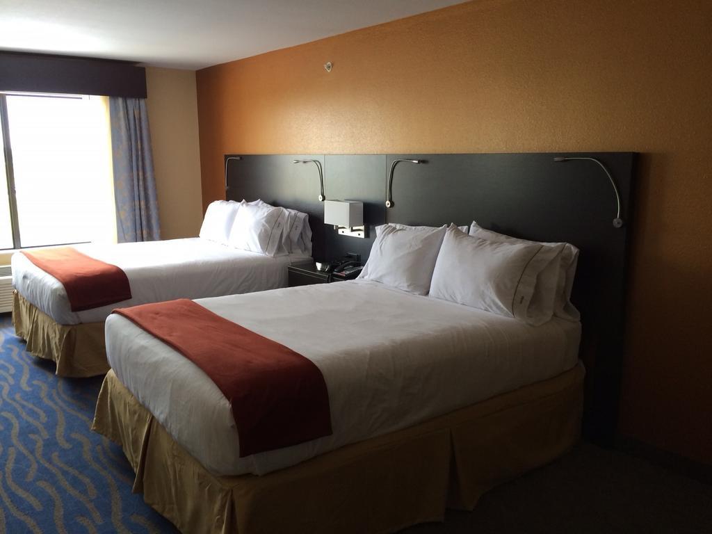 Holiday Inn Express & Suites St Louis Airport By Ihg Woodson Terrace Ruang foto